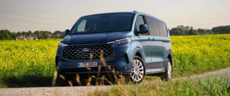 Porównanie: VW Multivan vs Ford Tourneo Custom 2025