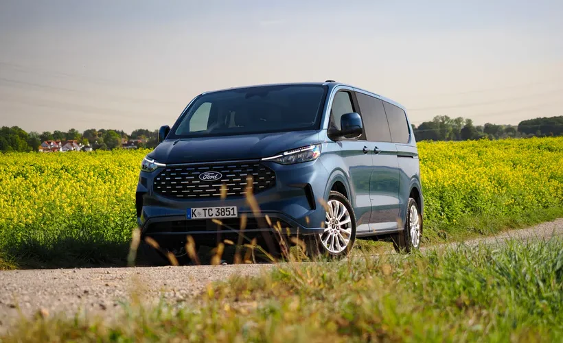 Porównanie: VW Multivan vs Ford Tourneo Custom 2025